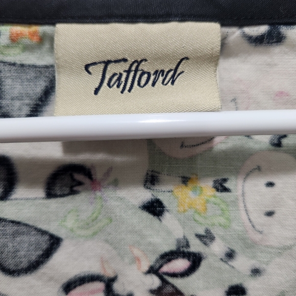 Tafford Floral Cows Scrub Top Women's Size L Nurse Medical Vet Childcare Fun - Picture 2 of 6